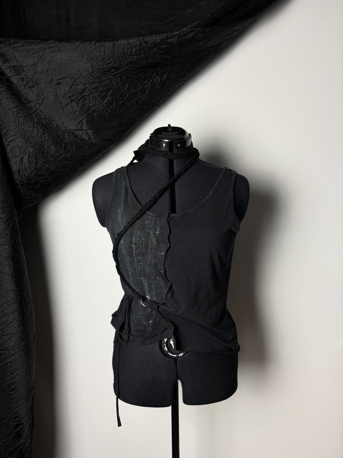 SPLIT TOP 1/2 | black/hand-painted grey