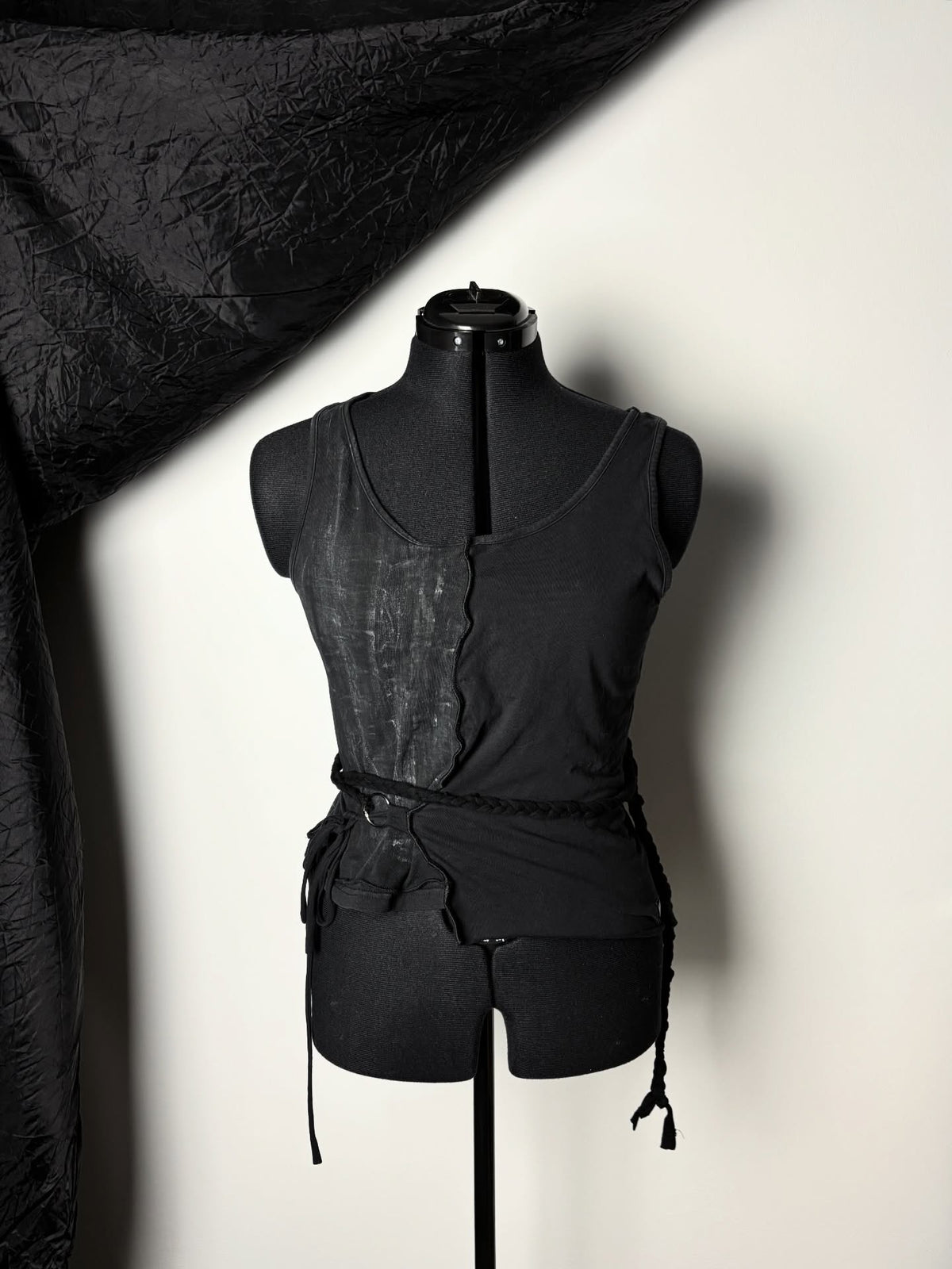 SPLIT TOP 1/2 | black/hand-painted grey