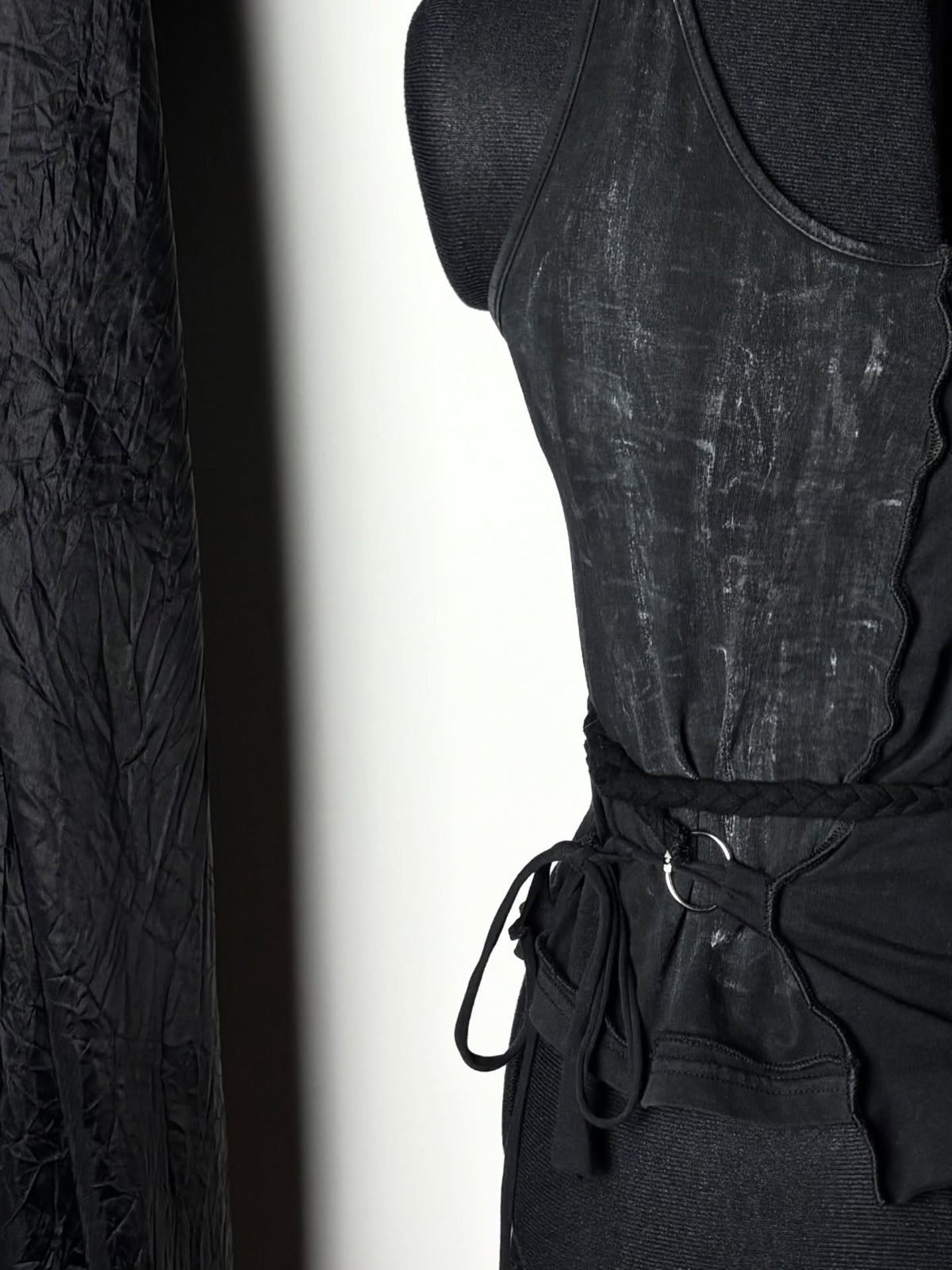 SPLIT TOP 1/2 | black/hand-painted grey