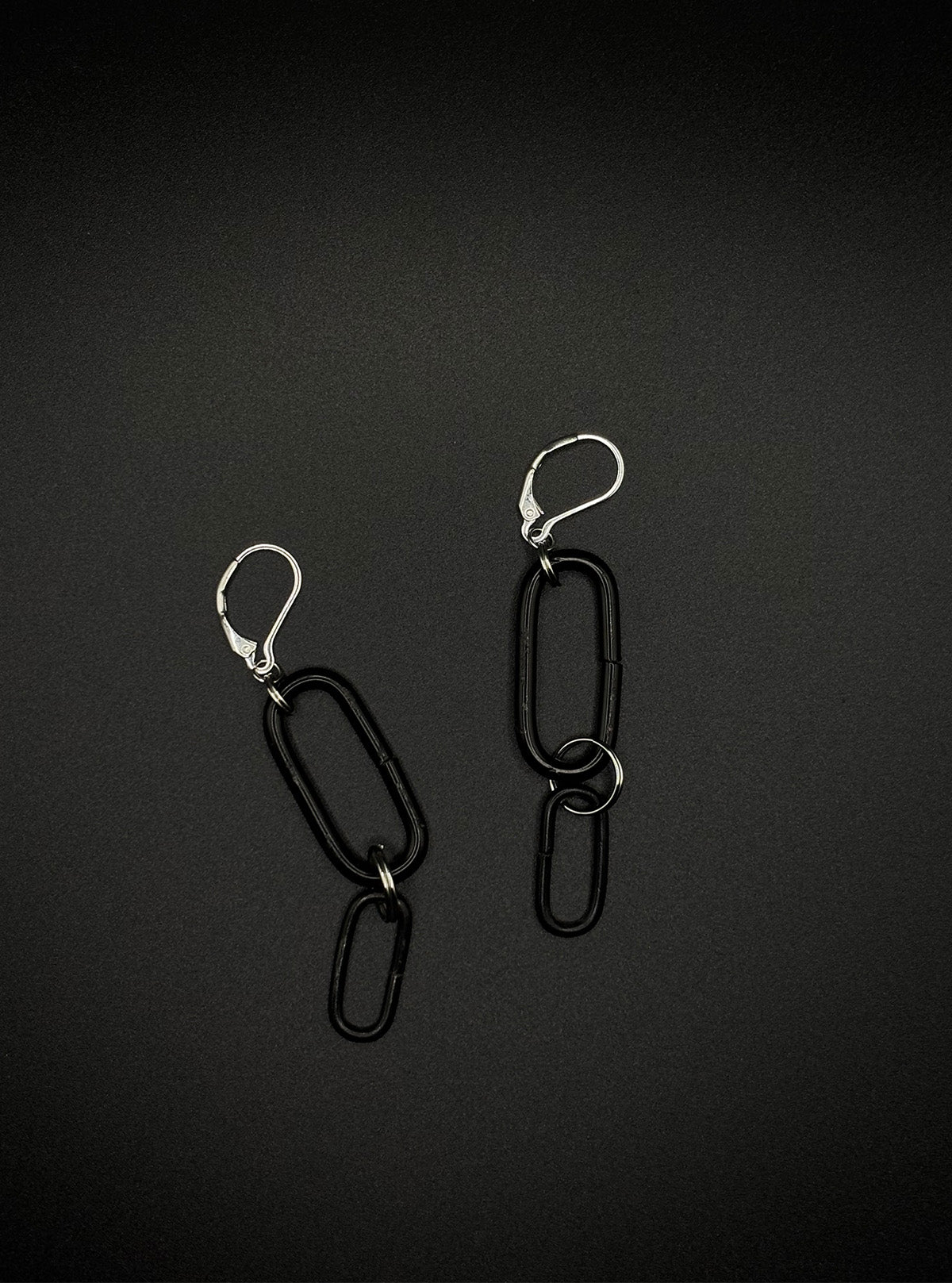SPLIT EARRINGS black