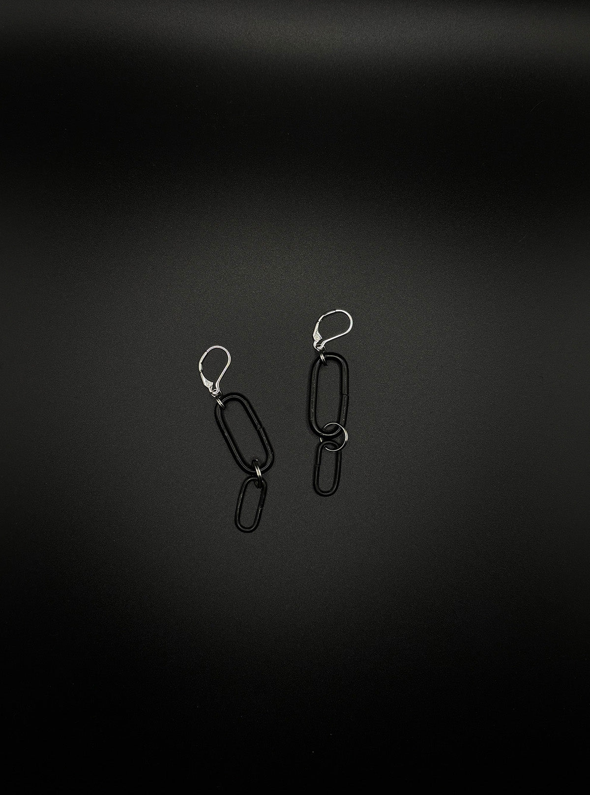 SPLIT EARRINGS black